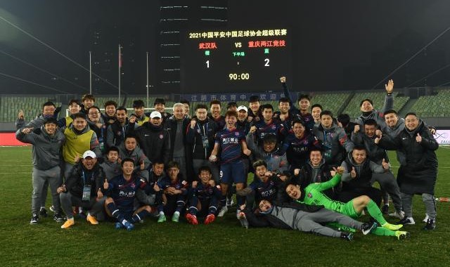 开云app-张外龙的眼泪没白流！保级后他坦言亏欠球员+家人